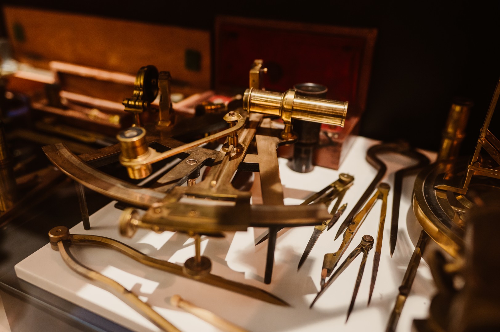 Instrumentos de navegación antiguos del museo