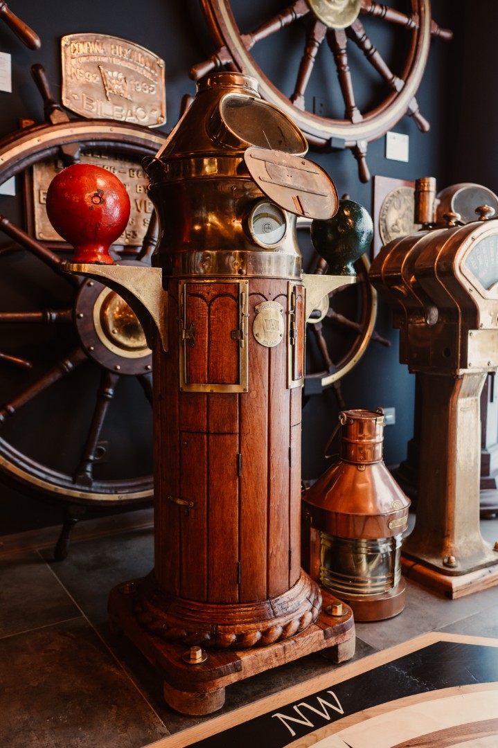 Piezas de patrimonio naval en sala de colección